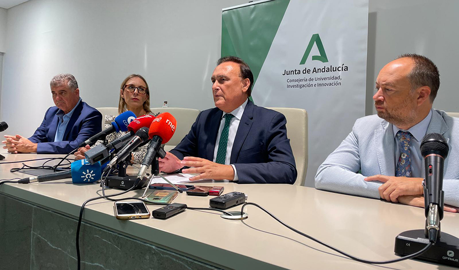El consejero de Universidad, José Carlos Gómez Villamandos, junto a su equipo directivo en Córdoba.